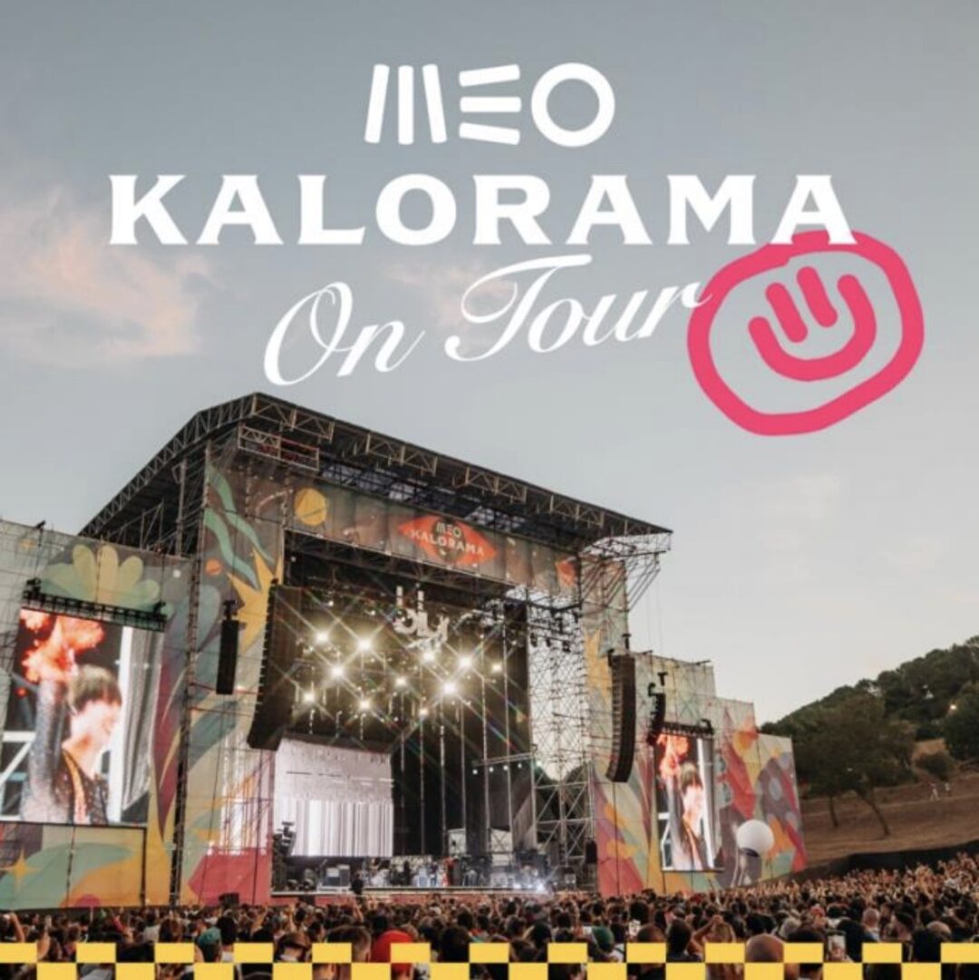 Fotografia do palco principal do festival “MEO Kalorama” ao pôr do sol, com a inscrição “On Tour” sobre a imagem.
